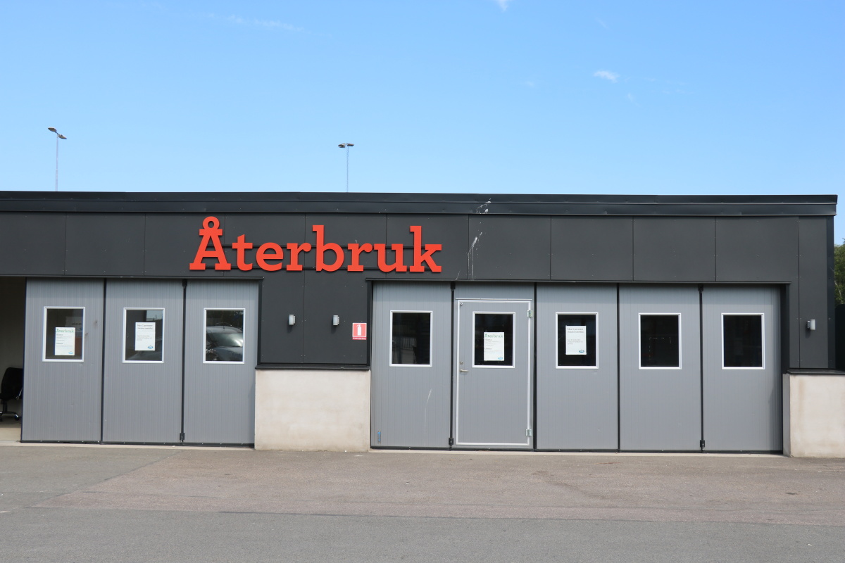 Ett foto på ett återbrukshus på en återvinningscentral