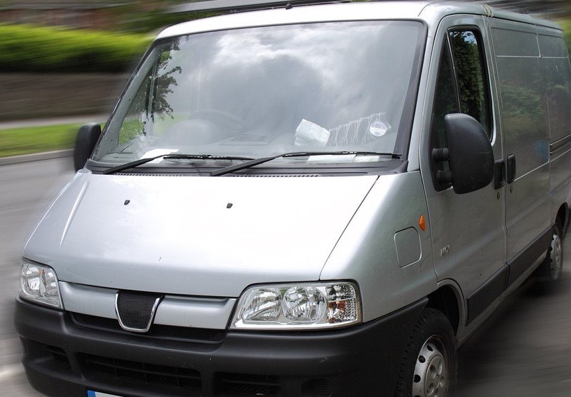 En skåpbil som kör på vägen