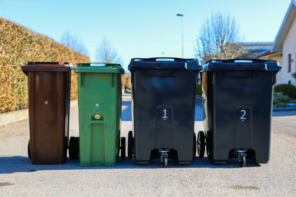 Fyra avfallskärl uppradade