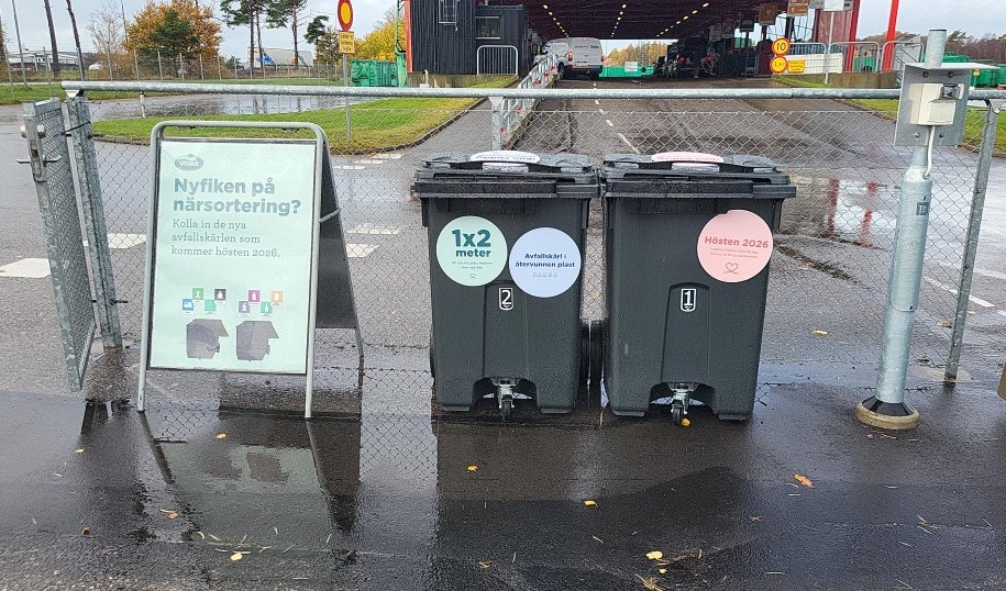 Två kärl fyrfackskärl och en gatupratare uppställda för visning på återvinningscentralen