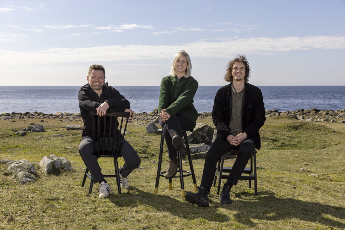 Vivabs tre hållbarhetsexperter sitter på varsin stol med havet i bakgrunden