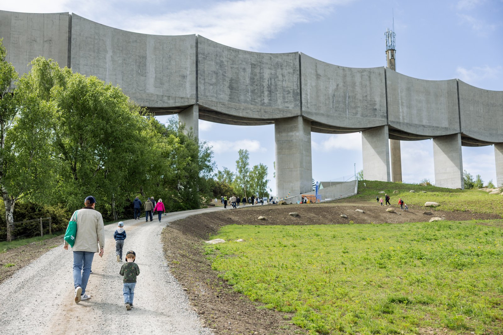 Personer på grusvägen upp till invigningen av Våga
