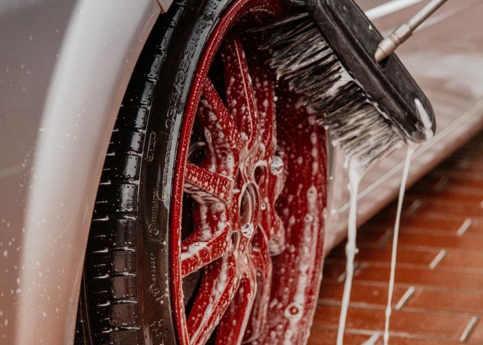 Tvättar bilen