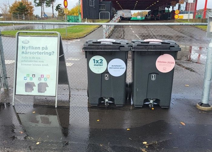 Två kärl fyrfackskärl och en gatupratare uppställda för visning på återvinningscentralen