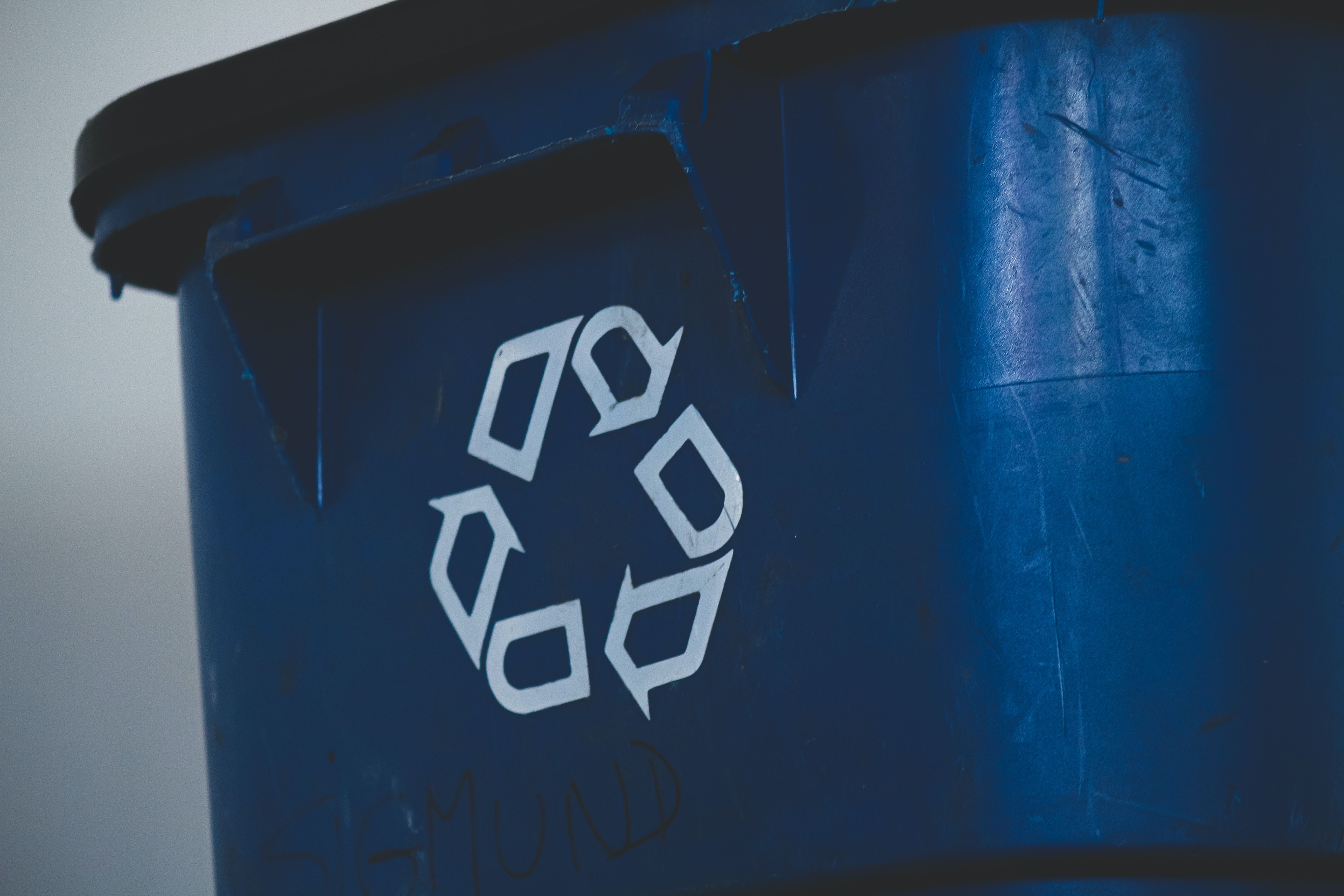 Avfallskärl med symbol för återvinning