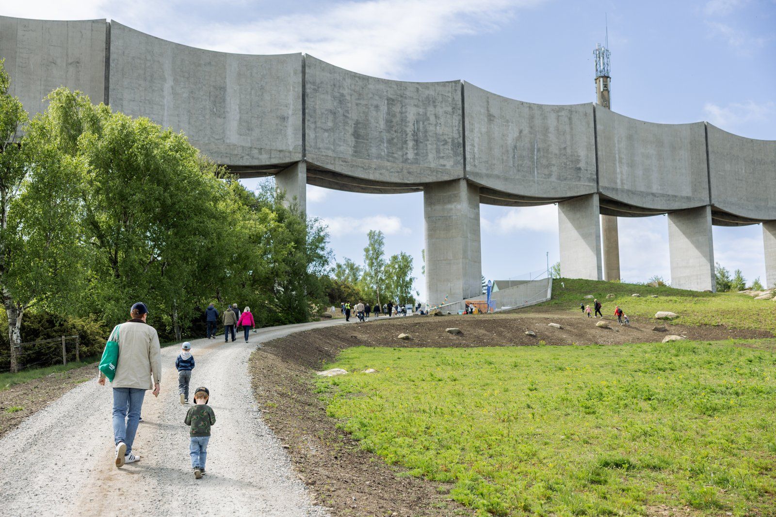 Personer på grusvägen upp till invigningen av Våga