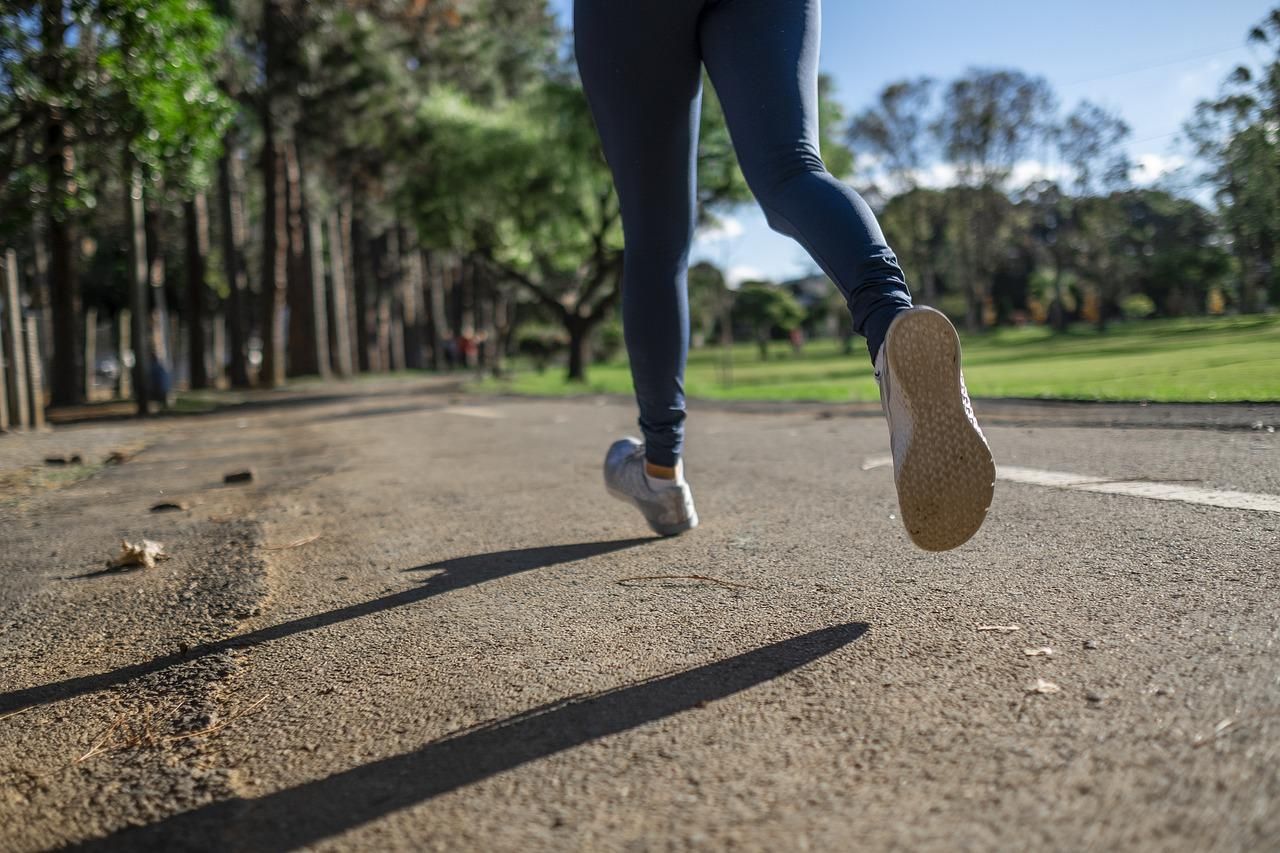 Person som joggar på väg