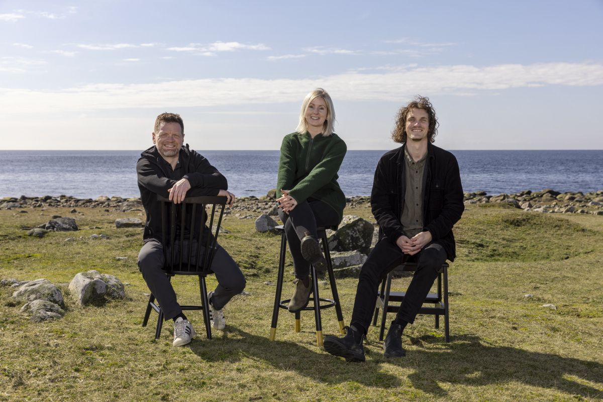 Vivabs tre hållbarhetsexperter sitter på varsin stol med havet i bakgrunden