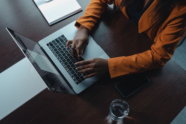 Person sitter och skriver på en laptop