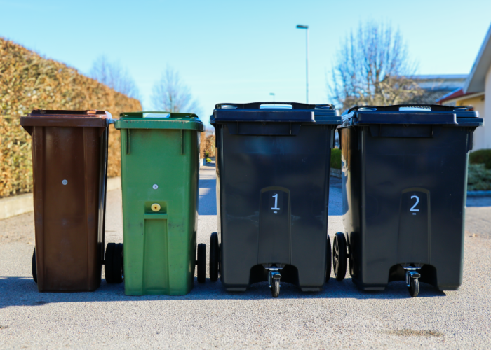 Fyra avfallskärl uppradade