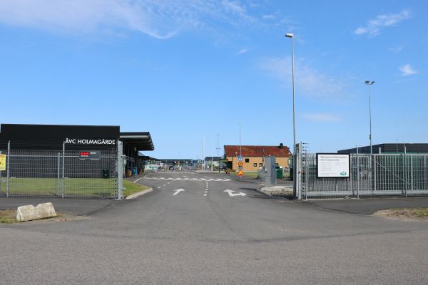 Foto av infarten till Holmgärde återvinningscentral